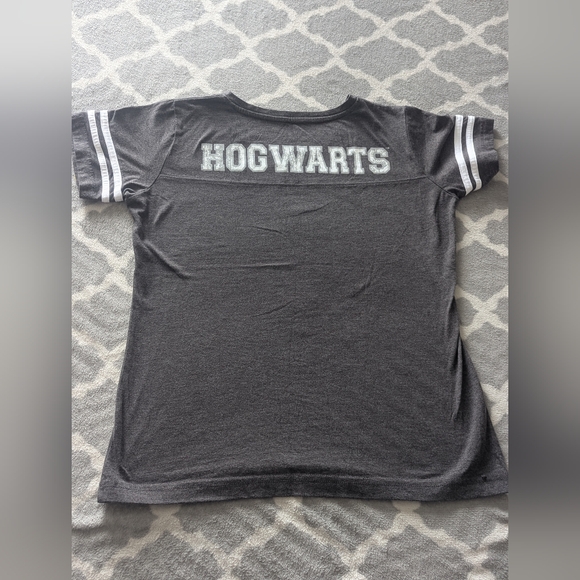 Harry Potter Hogwarts Crest Tee — Size M — Universal Studios - Picture 6 of 8